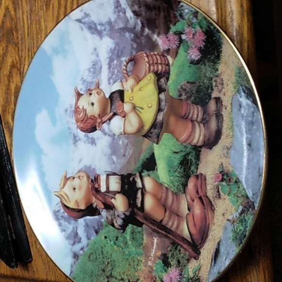 M.J. Hummel set of Little Companions plates - Picture 3 of 9